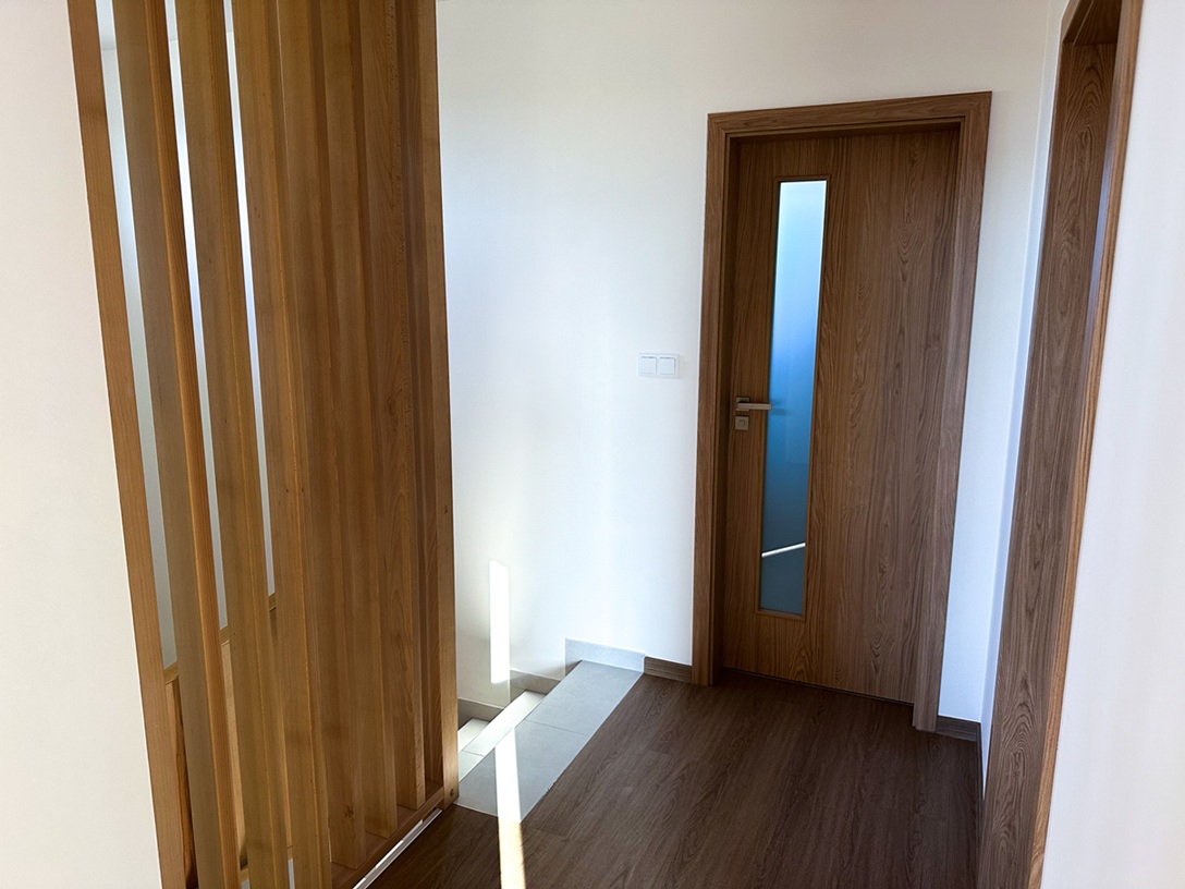 Chodba v patře domu EXCELENT FAMILY