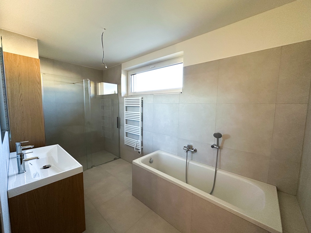 Hlavní koupelna v 1. patře domu EXCELENT FAMILY