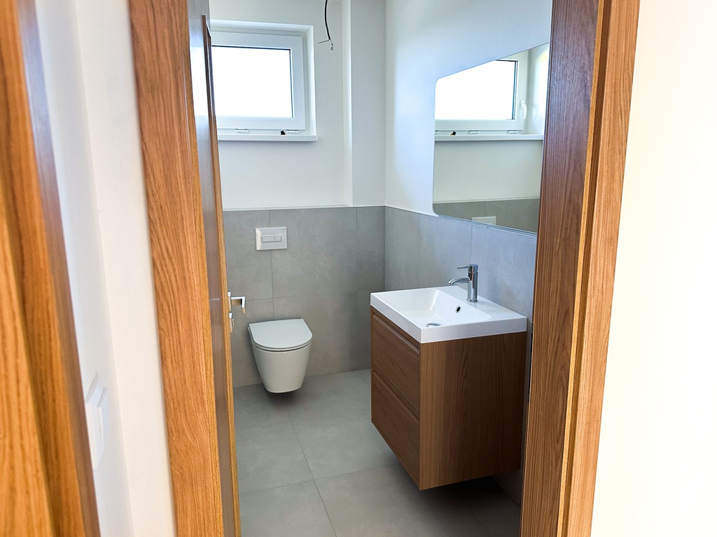 Toaleta v patře domu EXCELENT FAMILY